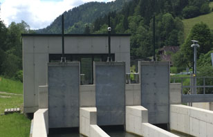 Schutzkonstruktion, Regelung des Wasserdurchflusses von Leitungen bzw. zum Absperren und Aufstauen von Wasserläufen oder Schleusen